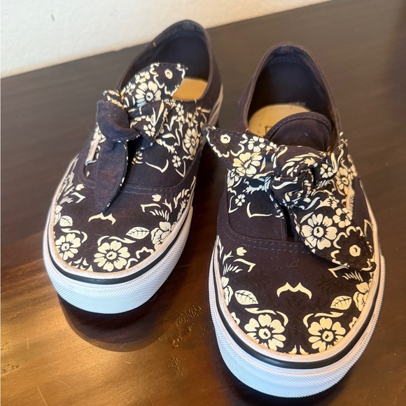 VANS pristine navy floral and bow tie skate shoe. Like new woman’s size 7.5 - Picture 1 of 9